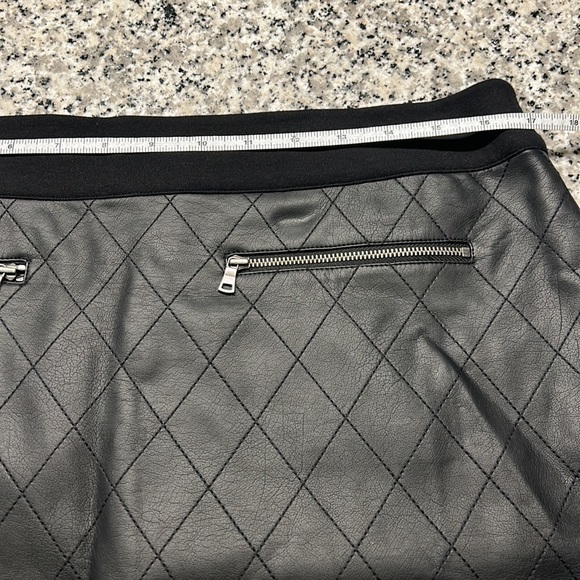 Ann Taylor quilted faux leather skirt NWT - Picture 8 of 8
